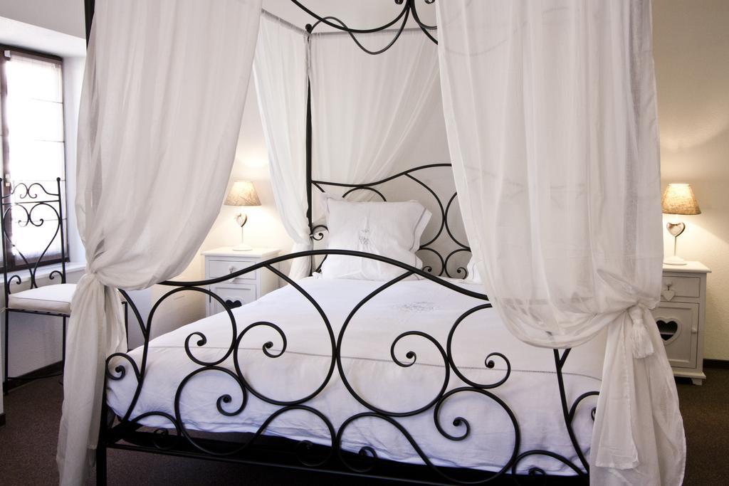 Chambre Le Hupsa Pfannala 상띠뽈리뜨 객실 사진